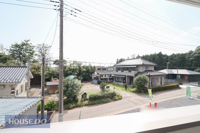 【建物からの眺望】現地完成写真。バルコニーからの景色。十分な間隔が確保されております。