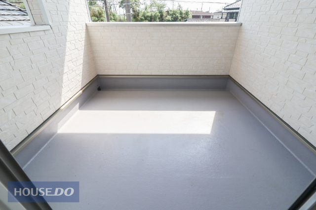 【バルコニー】現地完成写真。広々バルコニーでお布団や洗濯物がたくさん干せます♪