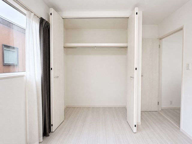 ハンガーパイプ付きのクローゼットを備えた収納スペースです。普段使いの衣類を掛けたまま収納できるため、毎日の身支度もスムーズです。上部棚にはバッグや小物、季節用品なども収納可能となっています。