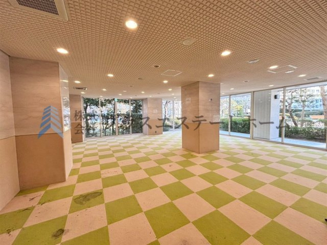 緑も多く静かな住宅地に建つマンションです♪