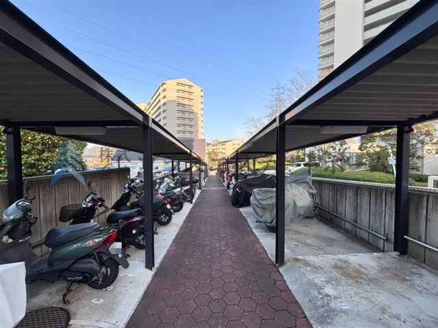 屋根付きが嬉しいバイク置場♪