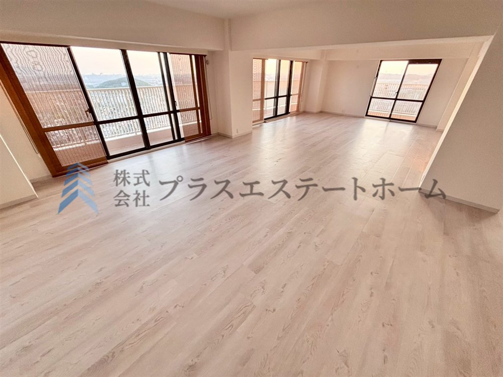 30階南西角部屋♪広々約60帖のリビング♪どんなレイアウトにも変更しやすいですね♪