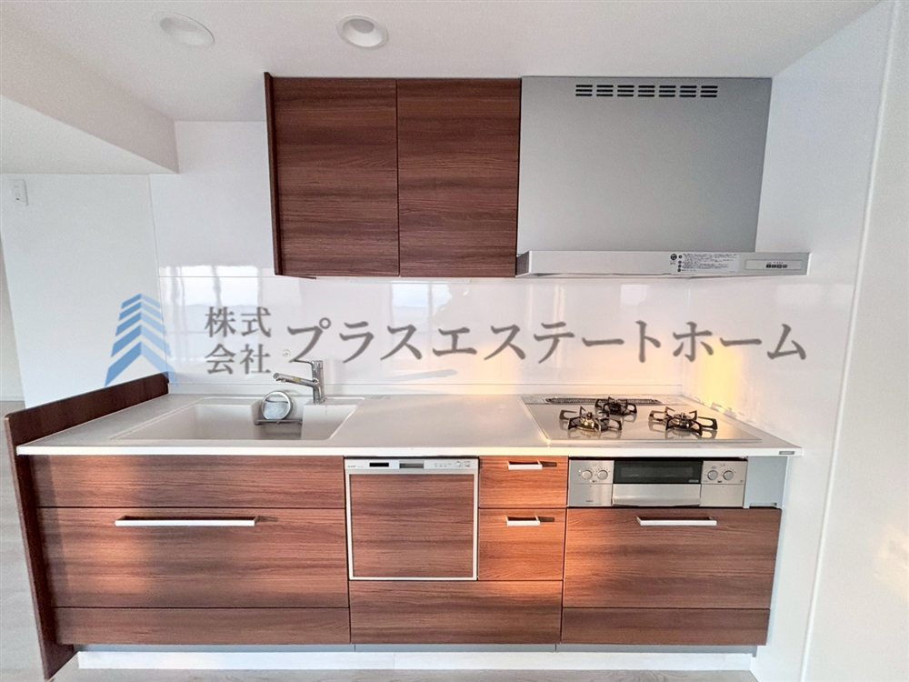 木目調で汚れの目立ちにくいキッチン♪天板とシンクが一体型で溝がないのでお掃除も楽々です♪