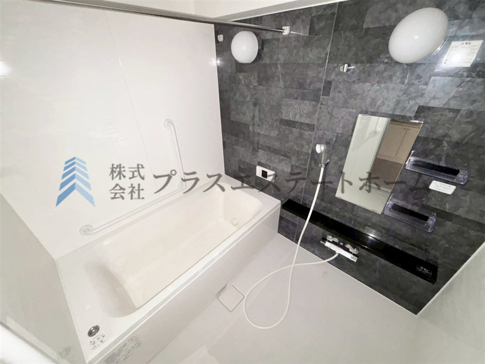アクセント壁が御影石調で高級感があります♪浴室乾燥機付きユニットバスで雨の日のお洗濯にも大活躍♪