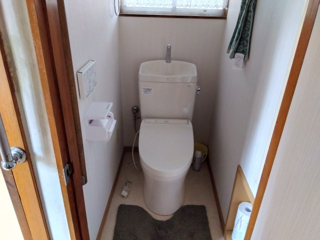 トイレには窓があり明るい室内です。ニッチがあるのでトイレットペーパーの予備や芳香剤が置けます。