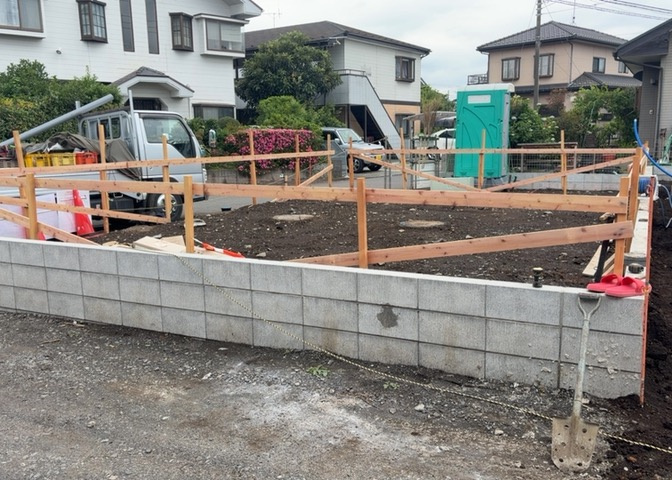 土地の面積＝住宅面積ではありません。建ぺい率の問題などで、土地のある場所によって住宅を建てられる面積は限られています。高さもしかり、「土地」という言葉の中には、建築条件も含まれると考えておきましょう。