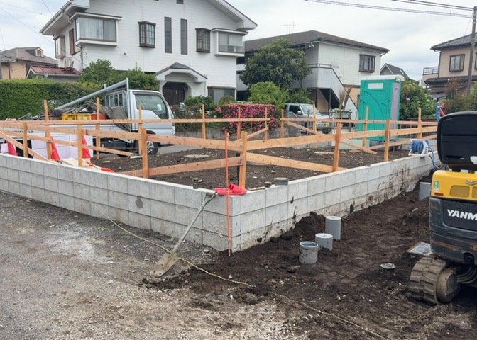 家を建てる場合、方位は要チェックです。現実的に日当たりのよい家ならばリビングは南側、建築基準法でも北側に当たる家への配慮は求められています。土地を見学に行く際は、方位磁針を持って行くようにしましょう。