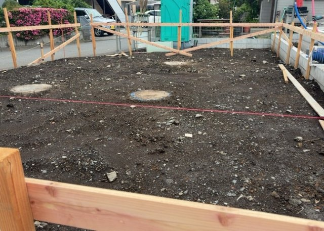 土地の前の道路に消火栓が設置されていることがあります。この場合、道路交通法第45条第1項により、駐車禁止の場所が指定されています。そのため、車庫などの駐車スペースをつくることができない場合があります。