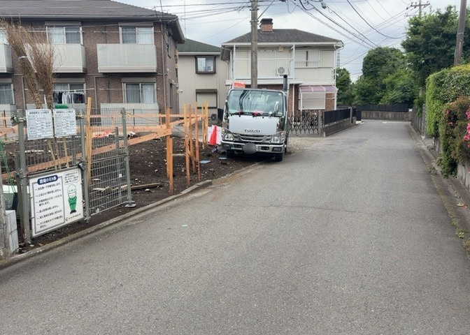 現地に行くなら、物件の周囲の地形がどうなっているかを見ることも大切です。周辺より低くなっている土地では、大雨などで水が集まりやすいため、地盤が弱くなっているということも考えられるため、注意が必要です。