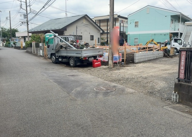 土地購入を検討されている場合、境界杭がない状態で購入してしまうと境界確定測量をする必要があり、費用がかかります。購入の前に、売主、隣土地所有者立ち合いのもと境界を確定し境界杭を設置するのがベストです。