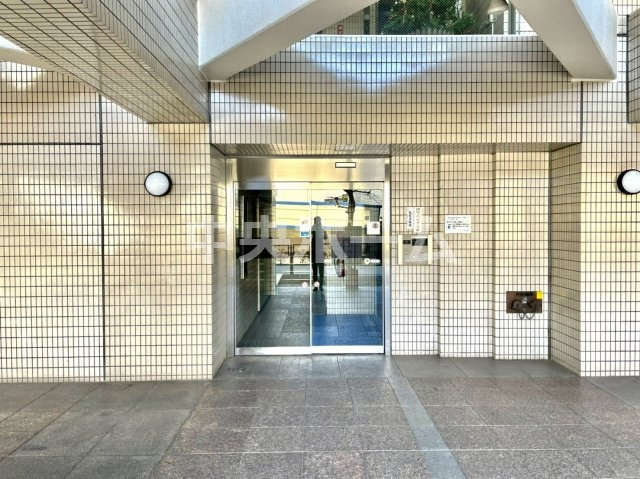 【エントランス】マンションのエントランスは、その物件の印象を決める、顔とも言える場所です。毎日通る場所ですからきれいなのが一番です。