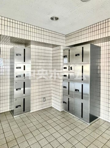 【宅配ボックス】在宅時・不在時に関わらず、居住者の代わりに非対面で宅配物を受け取ってくれる便利な設備です。見学時にはお部屋だけではなく共用部分もぜひチェックしてください。