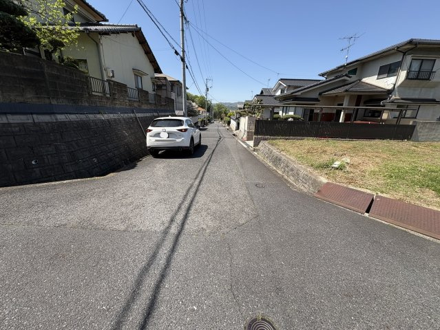 前面道路は幅員にゆとりがあり、車のすれ違いや駐車もスムーズに行えます。交通量も比較的落ち着いており、静かな住環境が保たれています。通勤やお出かけの際もストレスが少なく、日常生活に利便な売土地です。