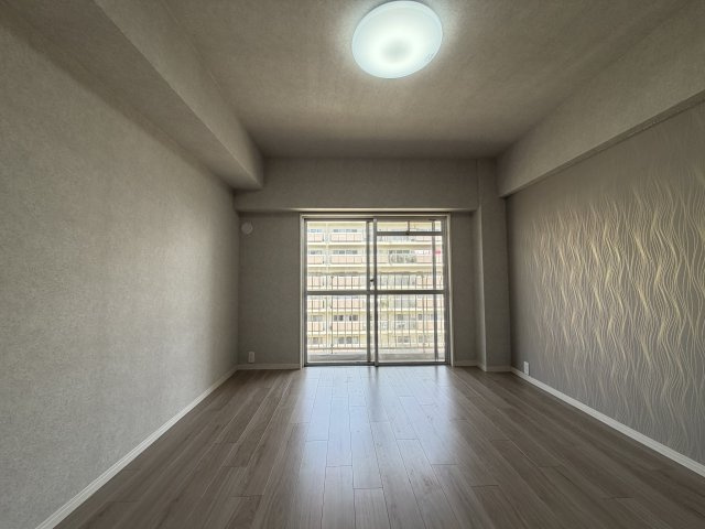玄関正面の洋室です