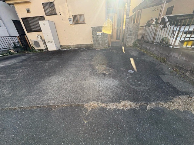 土地の形が極端に長細かったり、狭小地、あるいは道路との高低差がある傾斜地だった場合、後々売ろうとしても買い手がつかない場合もあります。後々、売却することになった時に価値の下がらない土地を選びましょう。