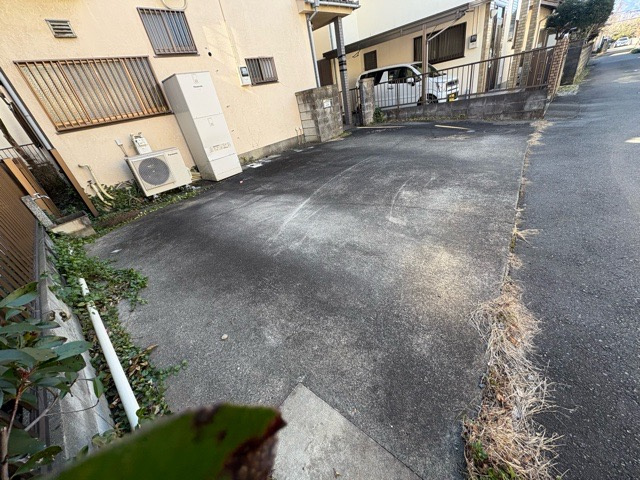 土地の面積＝住宅面積ではありません。建ぺい率の問題などで、土地のある場所によって住宅を建てられる面積は限られています。高さもしかり、「土地」という言葉の中には、建築条件も含まれると考えておきましょう。