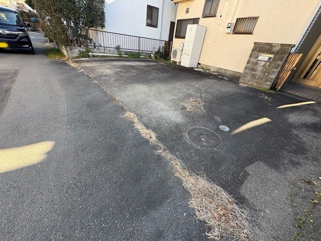 家を建てる場合、方位は要チェックです。現実的に日当たりのよい家ならばリビングは南側、建築基準法でも北側に当たる家への配慮は求められています。土地を見学に行く際は、方位磁針を持って行くようにしましょう。