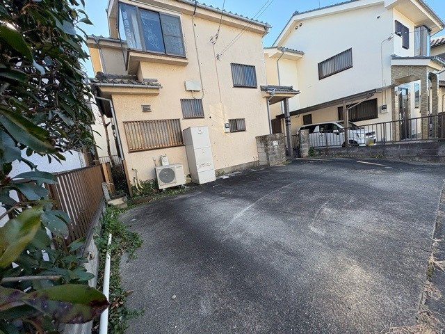 人が暮らすうえで日光は大切な要素となります。日当たりの良さは譲れないポイントですね。併せて近くに大きな建築物の建築予定がないか、あるいはそれが可能な土地が近くにないか事前に確認することもお勧めします。