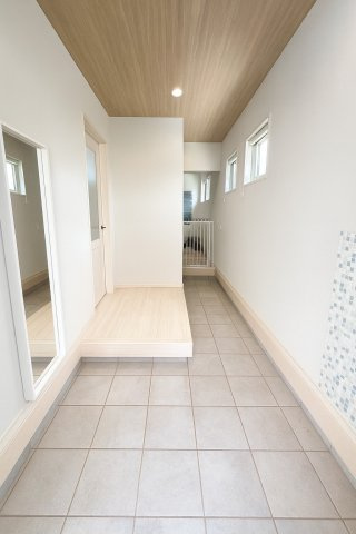 収納もある玄関です