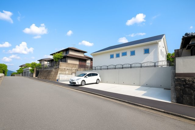 前面道路も広く駐車の苦手な方も安心です