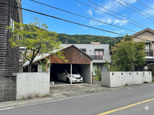 ガレージは駐車場2台可能
