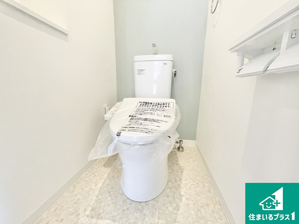 シャワー洗浄機能付トイレは標準仕様。冬場は暖かシートヒーターも装備！　表面コートでキレイ長持ち！省エネ節水仕様の温水洗浄トイレ！