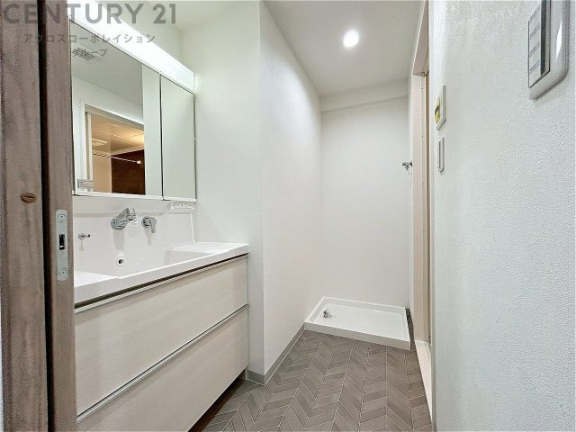 衣服の収納や脱ぎ着や整理整頓がしやすく、湿った衣類を乾燥させるスペースがありカビや臭いの発生を防ぎます。床の汚れを他の部屋に持ち込まず清潔を保つことができます。また快適な入浴環境の整備にも役立ちます。