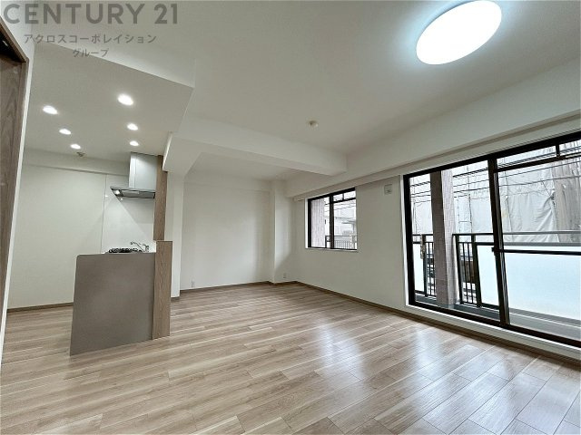 大きな窓が設置された居間リビング。明るく開放的な空間となっております。