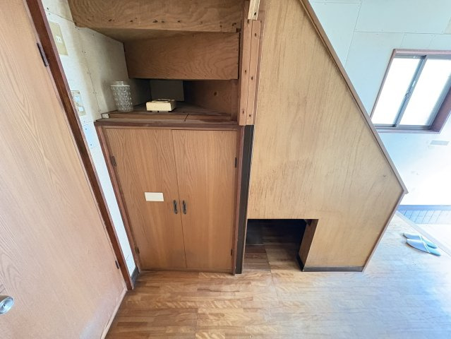 階段下のスペースを活用した収納は、普段あまり使わない物や掃除道具などを収納するのに便利です。デッドスペースになりがちな階段下を有効活用しており、収納スペースとしてしっかり役立ちます。