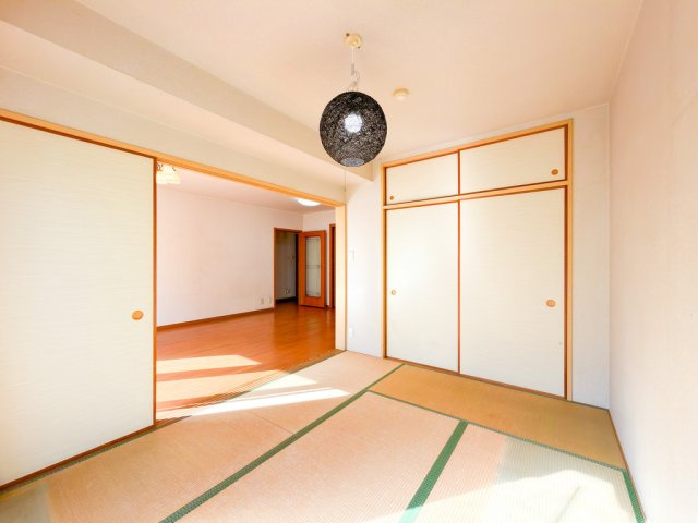 掃き出し窓に面した6帖の和室です。たっぷり陽射しが降り注ぐ明るい室内は目覚めの良い朝を迎えられそう！