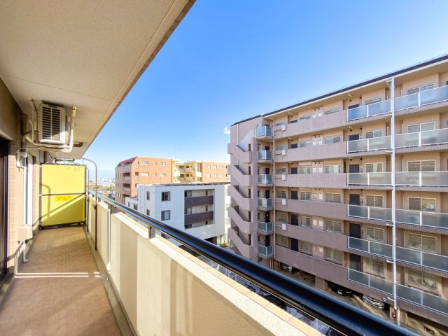 穏やかな街並みを望む見通しの良い景色です。
