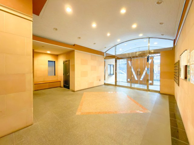 綺麗に整備されたエントランス部分です。セキュリティー面でも安心のオートロックを完備。
