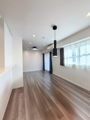 約13.8帖のLDK空間（2023年に大規模リフォーム済みで室内状況良好/家具消しVR画像加工有り）