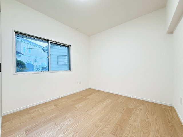 南側洋室です。　5.5帖、収納付き