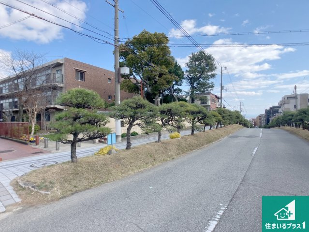 周辺は閑静な住宅街！前面道路広々で車の出し入れも便利です。駐車が苦手な方でも安心して車庫入れできます！