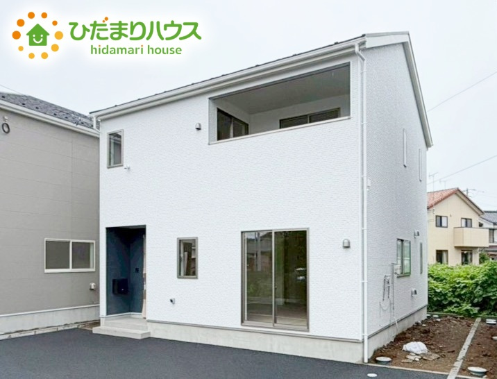 白を基調とした明るい印象を受ける外観です！