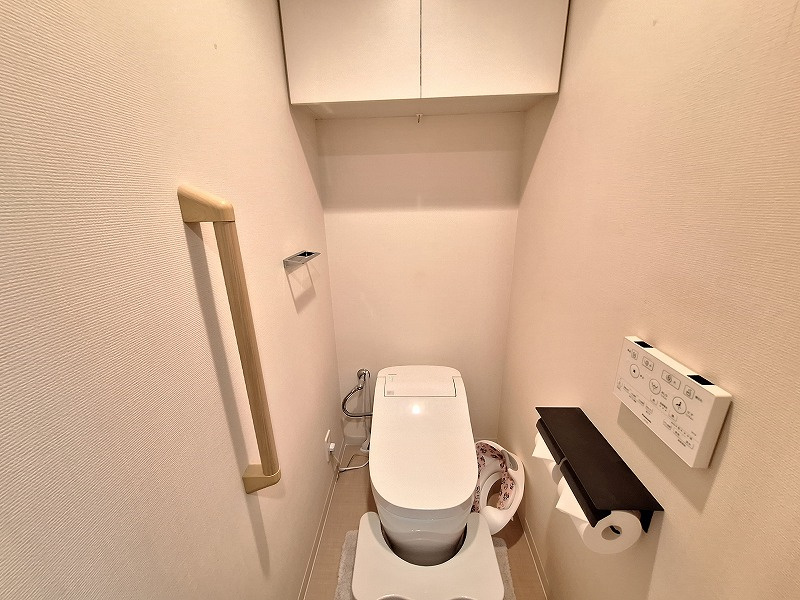 温水洗浄便座一体型のタンクレストイレ。　※画像の家電・家具・照明・小物等は販売対象に含みません。