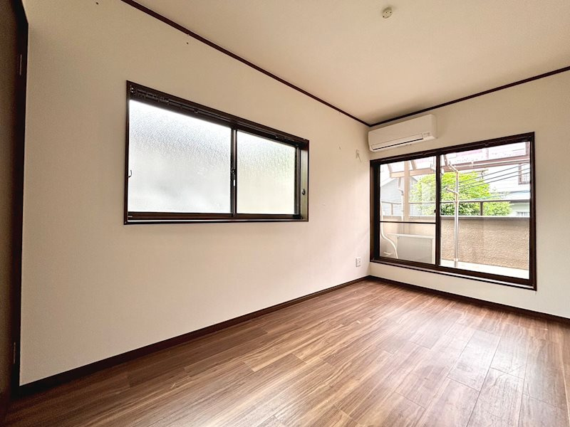 ◆約4.4帖の洋室です。大きな窓があり涼しさの感じるお部屋となっております！