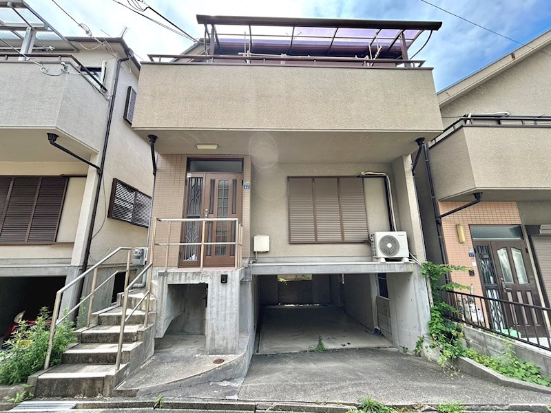 ◆1階部分はコンクリート造りの車庫となっております。