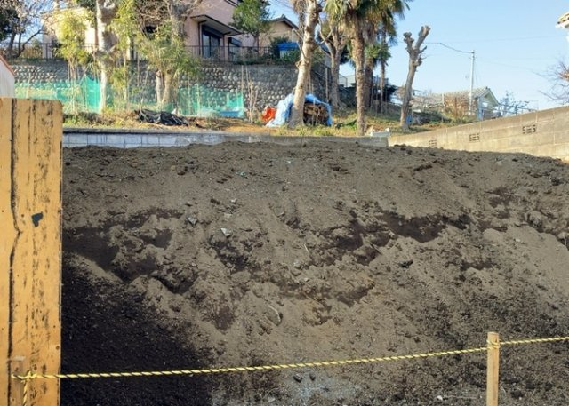 土地の形が極端に長細かったり、狭小地、あるいは道路との高低差がある傾斜地だった場合、後々売ろうとしても買い手がつかない場合もあります。後々、売却することになった時に価値の下がらない土地を選びましょう。