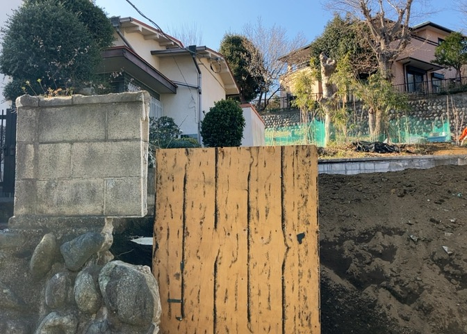 土地の面積＝住宅面積ではありません。建ぺい率の問題などで、土地のある場所によって住宅を建てられる面積は限られています。高さもしかり、「土地」という言葉の中には、建築条件も含まれると考えておきましょう。