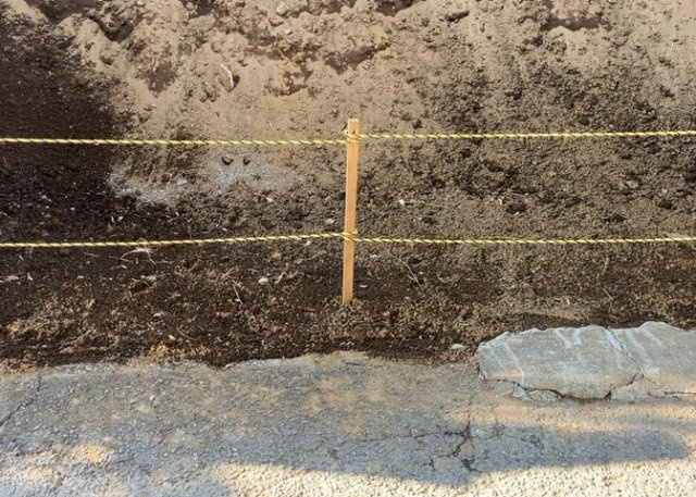 家を建てる場合、方位は要チェックです。現実的に日当たりのよい家ならばリビングは南側、建築基準法でも北側に当たる家への配慮は求められています。土地を見学に行く際は、方位磁針を持って行くようにしましょう。