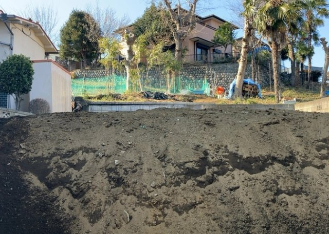 土地を買う際、住む地域の自治体や福祉の補助制度にも注目してみましょう。子供や老人の医療補助やゴミ出しのルールなど、自治体によってルールに大きな違いがあるため、暮らしやすい土地で判断するとよいでしょう。