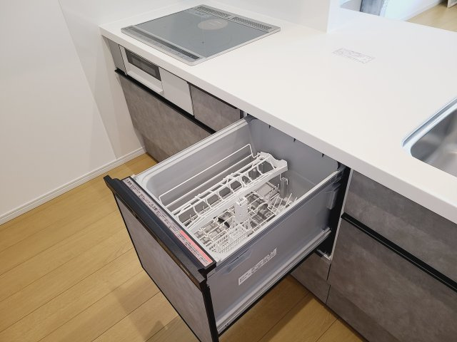 【新品】家事の最も強い味方のビルトイン型の食器洗浄乾燥機。手洗いでは落ちない汚れも高温・高圧ですっきり。大幅な時短になるのが嬉しい。