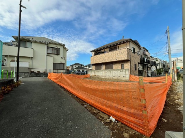 南東側は通路となっております　小中学校徒歩10分圏内　お買い物施設も充実した便利な住環境　駅も近く雨の日もアクティブに動ける立地です