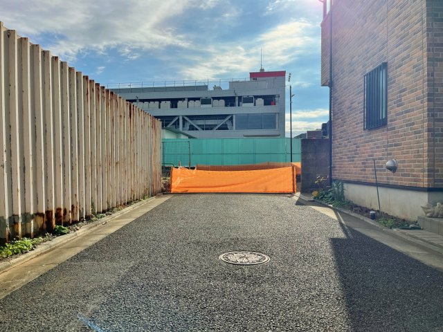 北西側約4.0ｍ公道　お車の出し入れはこちら側道路からになります　車の往来も少なく安心の立地