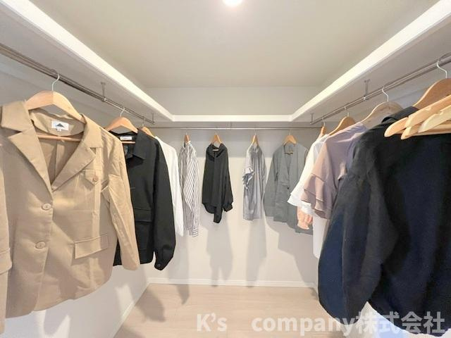 洋室7.4帖のウォークインクローゼット◇奥行きがありご家族のお洋服を収納できます◇