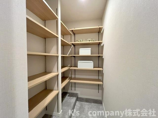 玄関横には広いシューズインクローゼットがあります◇