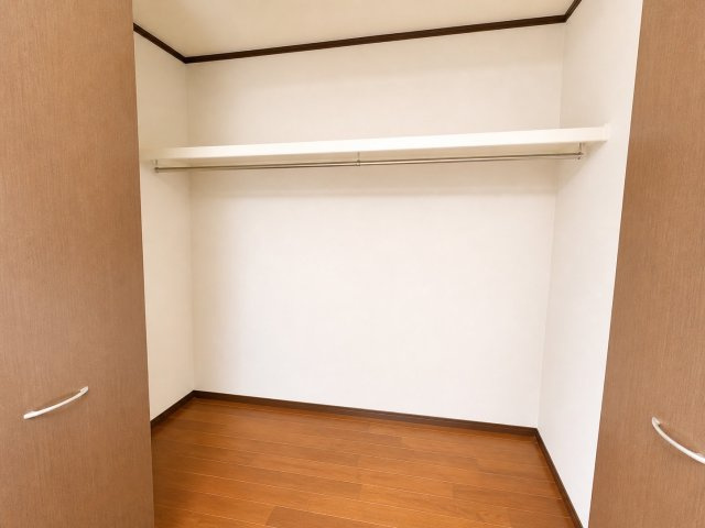 広々としたクローゼットは衣類はもちろん季節物や大きな荷物もまとめて収納できる頼もしいスペース。ハンガーパイプ付きで使い勝手も良くすっきりとした室内を保てます。居住空間をより広く有効活用できるのが魅力。