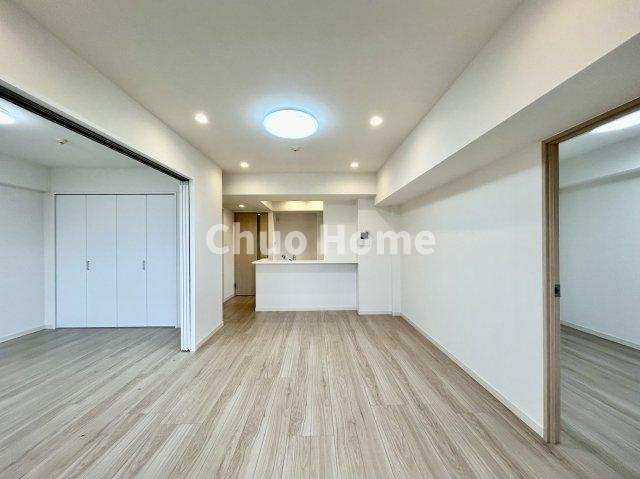 【エントランス】マンションのエントランスは、その物件の印象を決める、顔とも言える場所です。毎日通る場所ですからきれいなのが一番です。エントランス内はオートロックですので暮らしの安全も確保されています。